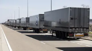 Camiones y tráileres se acumulan en los aparcamientos de la Plataforma Logística de Zaragoza.