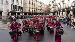 La banda de tambores de la Oración de Jesús en el Huerto, durante su actuación en la plaza del Torico.