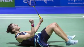 La jugadora española Carolina Marín celebra su triunfo en la final del Abierto de Suiza contra la indonesia Gregoria Mariska Tunjung.