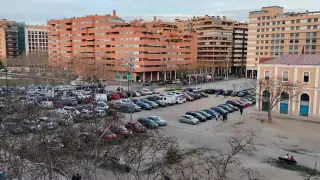 Vehículos en al explanada ubicada junto a la Estación del Norte de Zaragoza.