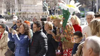 Varias personas disfrutan de uno de los conciertos de música clásica de este domingo, en la plaza de España.