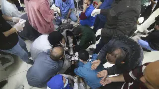 Palestinos heridos en un bombardeo israelí son atendidos en un hospital de Rafah, en Gaza