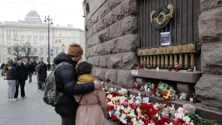 Ciudadanos y ciudadanas recuerdan a las víctimas del atentado en el concierto del Crocus City Hall en la región de Moscú