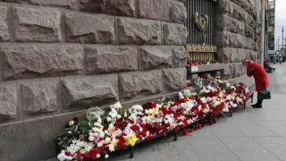En San Petersburgo, una mujer recuerda a las víctimas del ataque terrorista contra el Crocus City Hall, en la región de Moscú.