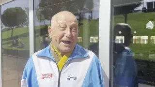 Paco Domínguez,  a sus 97 años, nada los 800 metros en apenas 25 minutos