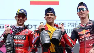 Gran Premio de Portugal: Jorge Martin celebra en el podio después de ganar la carrera junto al segundo lugar de Enea Bastianini y el tercero de Pedro Acosta