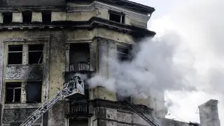 Bomberos ucranianos extinguen el fuego de un edificio destrozado por un misil ruso