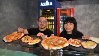 Surtido de pizzas de Luca Street Food, que ofrece 16 variedades de tamaño pequeño y normal.