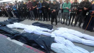 Cadáveres de palestinos tras los ataques de Israel