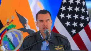 El presidente de Ecuador, Daniel Noboa, pronuncia un discurso durante la ceremonia de recepción de un avión Hércules C-130 donado por Estados Unidos para luchar contra el crimen organizado en el país.