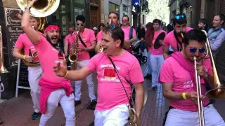 La charanga El Pincho en una de sus actuaciones callejeras.