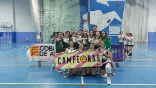 Las campeonas del CV Huesca, posando en el pabellón El Segalar de Binéfar.