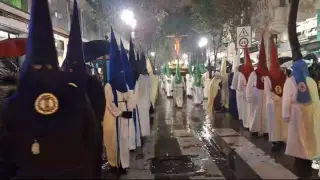 Solo una corta procesión de las Siete Palabras en el Lunes Santo de Zaragoza