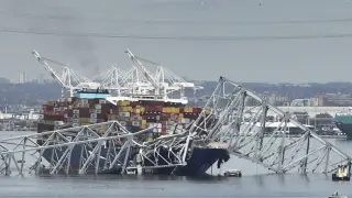 El puente de Baltimore se derrumba tras el choque de un carguero.