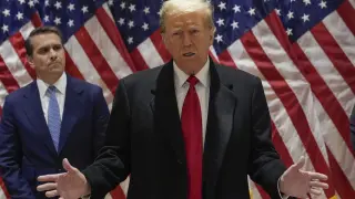 L'ex presidente Donald Trump parla durante una conferenza stampa a New York