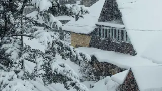 Nieve en el Pirineo aragonés este martes, víspera de las vacaciones de Semana Santa.