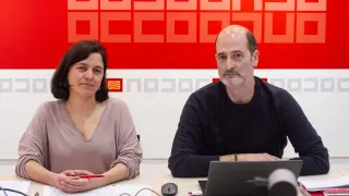 Los máximos responsables de CC. OO. en la DGA, Paco González y Tania González, en su comparecencia de este martes.