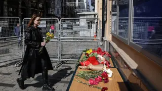 Istanbul (Turkey), 23/03/2024.- A woman lays flowers in front of the Russian Consulate in memory of the victims of the terrorist attack on the Crocus City Hall in Krasnogorsk, in Istanbul, Turkey, 23 March 2024. On the evening of 22 March, a group of gunmen attacked the Crocus City Hall in the Moscow region, Russian emergency services said. At least 133 people were killed and more than 100 others were hospitalized, according to the Russian Investigative Committee. (Terrorista, Atentado terrorista, Rusia, Turquía, Estanbul, Moscú) EFE/EPA/ERDEM SAHIN