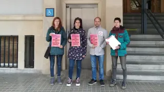 Representantes de la Federación de Enseñanza de CC. OO., antes de entregar las firmas en el registro de la DGA en Huesca.