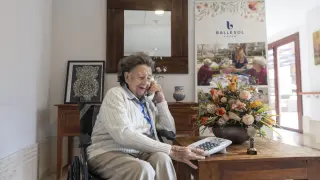 La telefonista centenaria Mercedes Lahera, en la Residencia Ballesol, donde fue galardonada hace una semana por su empresa Telefónica, que cumplirá 100 años en abril.