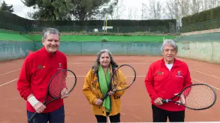 Jaime Espinos, Pilar Dueñas e Isidro Berdascas posaban ayer en el RealZaragoza Club de Tenis. francisco jiménez