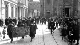 Santo Entierro en Zaragoza en 1953. Paso de la Columna Tribuna para presenciar la procesión