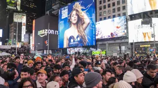 AME2867. NUEVA YORK (ESTADOS UNIDOS), 26/03/2024.- Personas se reúnen para ver la presentación gratuita que ofrece la cantante colombiana Shakira este martes en Times Square, Nueva York (EE.UU.). La cantante colombiana Shakira paralizó hoy Times Square donde convocó a miles de personas, en su mayoría jóvenes de diversos países, a un concierto gratuito para presentar su nuevo disco "Las mujeres ya no lloran", que anunció poco antes del evento a través de sus redes sociales. EFE/Ángel Colmenares