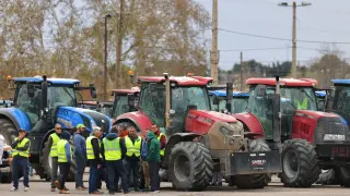 La plataforma de agricultores AEGA ha convocado una concentración, mientras numerosos agricultores intentan llegar a la capital aragonesa.