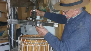 Pablo Arnedo, fabricante de tambores, tensando uno de los instrumentos en su taller de Alcañiz.