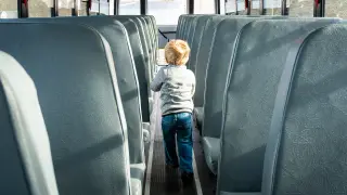 Imagen de archivo de un niño en un autobús.