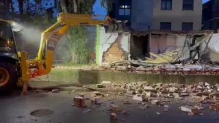 Así ha sido la demolición de un edificio en ruinas en el barrio rural de Casetas