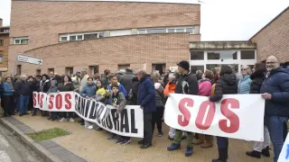 Concentración en Ayerbe contra la pérdida de un médico en su centro de salud.