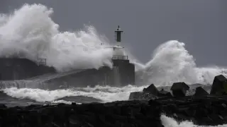 Dos muertos al ser arrastrados por el fuerte oleaje en medio de un temporal en Asturias
