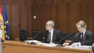 El abogado encargado del caso, Simón Lahoz, a la derecha de la imagen, durante un juicio.