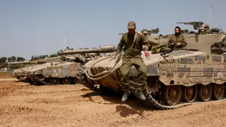 An Israeli soldier jumps from a tank near Israels border with Gaza, amid the ongoing conflict between Israel and the Palestinian Islamist group Hamas, in southern Israel, March 30, 2024. REUTERS/Amir Cohen [[[REUTERS VOCENTO]]]