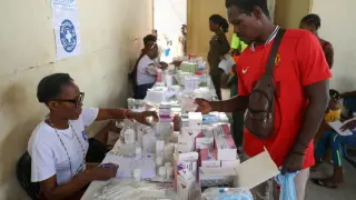 Un hombre recibe medicinas de un sanitario en un centro médico de Unicef en Puerto Príncipe.