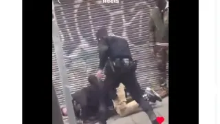 Una captura del vídeo sobre la actuación policial en Lavapiés contra dos jóvenes que se ha hecho viral en las redes sociales.