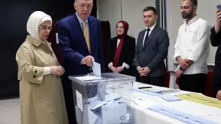 El presidente turco Erdogan vota en las elecciones locales