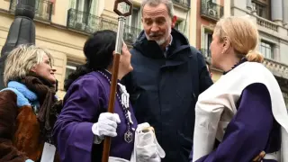 Felipe VI conversa con una cofrade del Descendimiento de Zaragoza.
