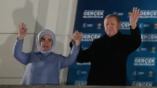 El presidente de Turquía Recep Tayyip Erdogan junto a su mujer tras el cierre de las elecciones municipales en el país