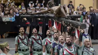 Legionarios participando en el desembarco del Cristo en Málaga.