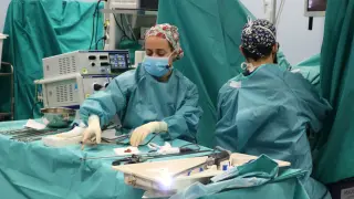 Preparación de material quirúrgico para una intervención en Quironsalud.