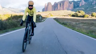 Un ciclista, pedaleando sobre una de las carreteras que compondrá el recorrido de la Magia del Grial el 8 de junio.