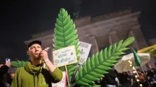 Un hombre celebra la legalización del cannabis en Berlín.
