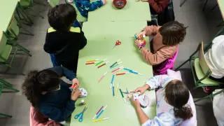 Varios alumnos participan en las colonias organizadas en el colegio Valdespartera de Zaragoza durante las vacaciones de Semana Santa.