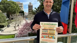 El concejal de Medio Ambiente Sergio Serra con el cartel, en el balcón del Ayuntamiento