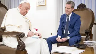 El papa Francisco conversa con el periodista español Javier Martínez-Brocal (d).