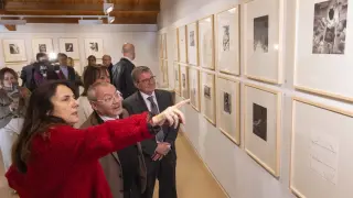 La directora de la Casa de Velázquez, Nancy Berthier; el embajador de Francia en España, Jean Michel Casa; y el alcalde de Fuendetodos, Enrique Salueña, durante la visita a la exposición.