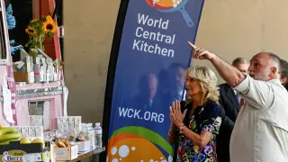 La primera dama estadounidense Jill Biden y el chef español José Andrés saludan a los voluntarios de la asociación World Central Kitchen