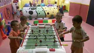 Niños disfrutando del juego en una ludoteca municipal de Zaragoza